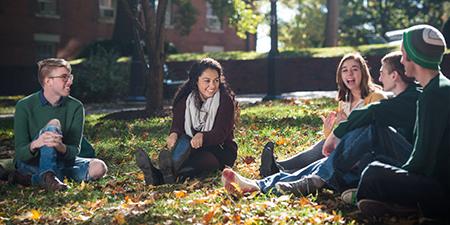 一群学生坐在大学草坪上